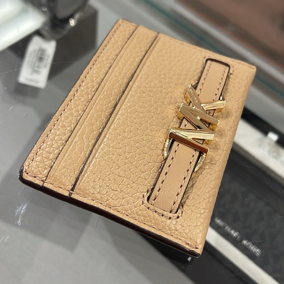 MICHAEL KORS
Reed Large Pebbled Leather Card Holder Case
Camel 
NWT - Picture 16 of 16